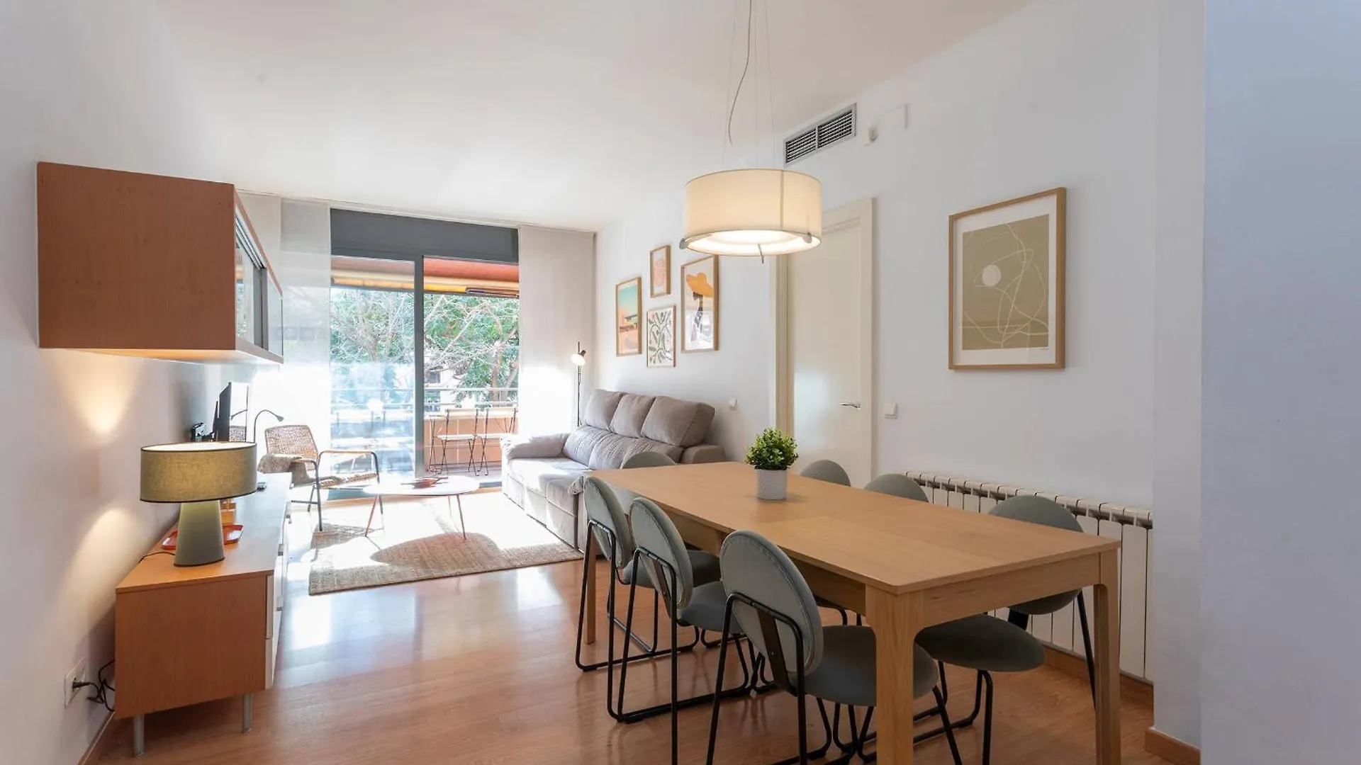 11Jog1036 - Huge & Bright Apartment Train Station location