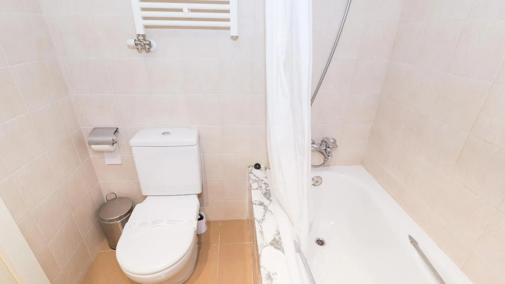11Jog1036 - Huge & Bright Apartment Train Station Barcelona Spain